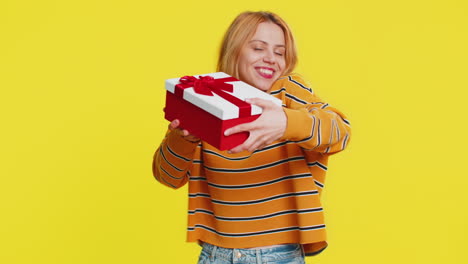 lächelnde frau präsentiert geburtstagsgeschenk geschenkskiste streckt die hände aus promotion rabattverkauf