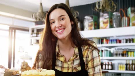 Camarera-Sosteniendo-El-Postre-En-El-Puesto-De-Pasteles-En-La-Cafetería