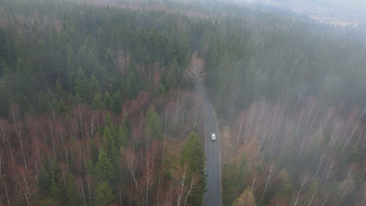 산길의 안개 구름을 통해 공중에서 위아래로 볼 수 있습니다.