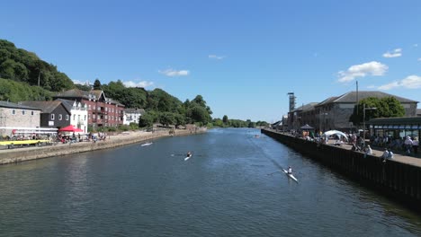 Ruderboote,-Die-Den-Englischen-Fluss-Hinunterrudern