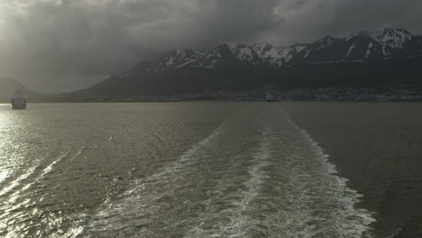 Crucero-Al-Atardecer-Con-Montañas-Al-Fondo