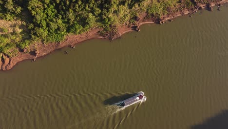 Vista-Superior-De-Un-Barco-Turístico-En-El-Río-Iguazú-En-La-Frontera-Entre-Argentina-Y-Brasil