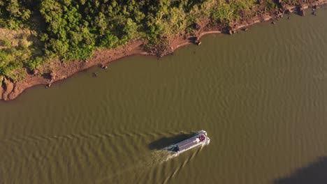 vista superior de un barco turístico en el río iguazú en la frontera entre argentina y brasil