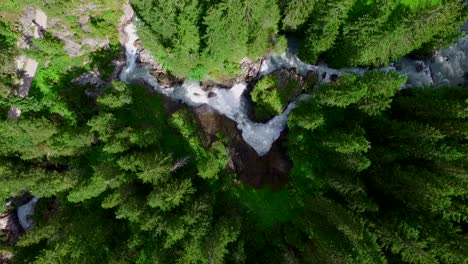 Wasserfall-Mit-Reißendem-Fluss