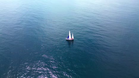 Luftaufnahme-Eines-Segelschiffs-Im-Weiten-Blauen-Ozean,-4k