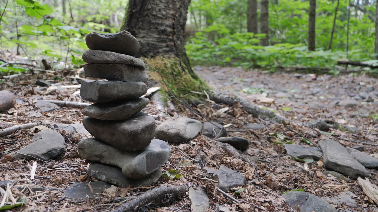 mojón de roca que marca el comienzo de la ruta de senderismo