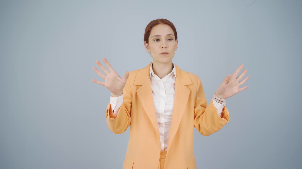 분노한 사업가 여성. 사업가 여성은 자신의 실패에 의문을 제기합니다.