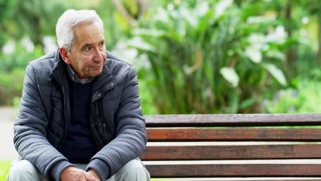 Hombre-Caucásico-Solitario,-Mayor-Y-Deprimido-Sentado