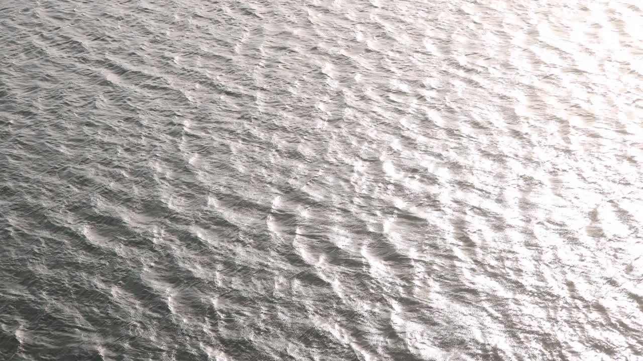 sol brillando en el agua frente a la costa de la isla de skye, tierras altas de escocia