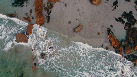 Toma-Aérea-De-Drones-Con-Vista-Superior-Del-Océano-Azul