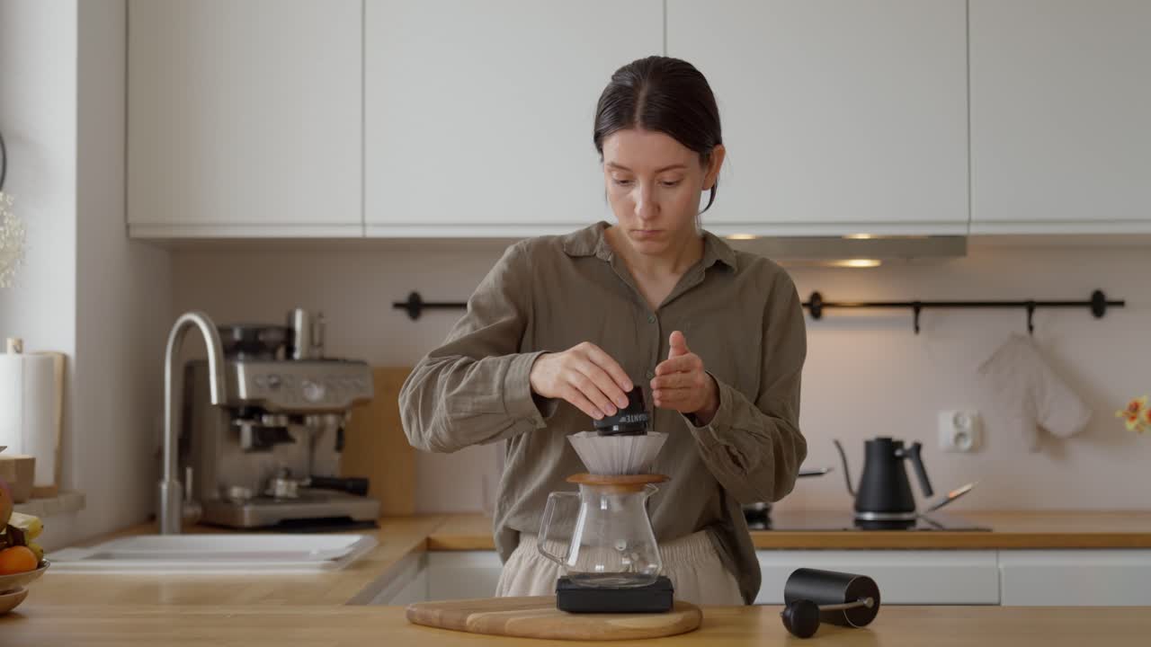 Donna che prepara caffè con metodo pour-over
