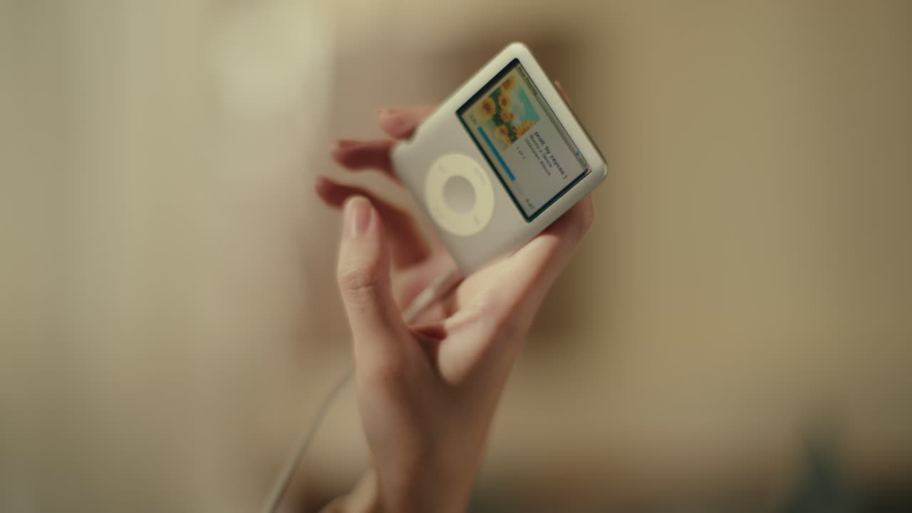 Person holding a vintage iPod
