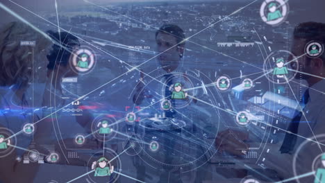 animación de iconos de perfil conectados, vista aérea de la ciudad sobre diversos compañeros de trabajo discutiendo planes.