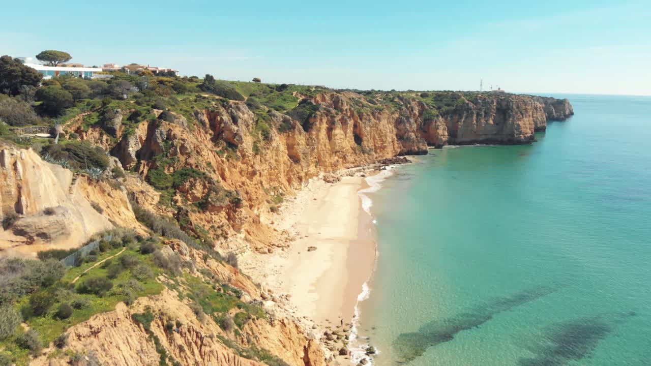 Kayalıklarla çevrili tenha kum plaj, Lagos, Algarve