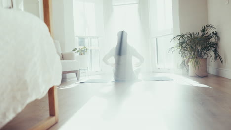 Yoga,-Morgen-Und-Frau-Zu-Hause-Mit-Wellness