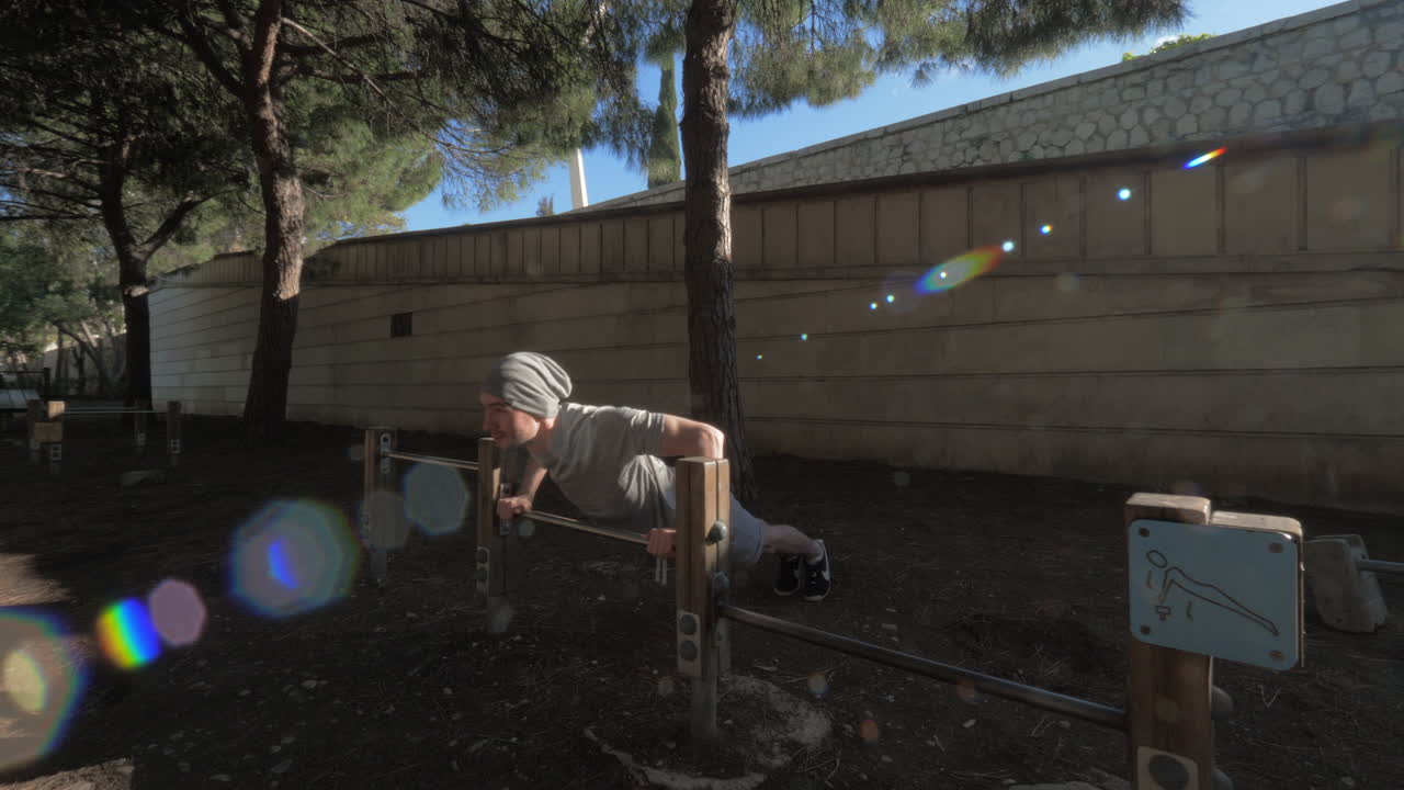 신선 한 공기 에서 부시업 을 하는 것