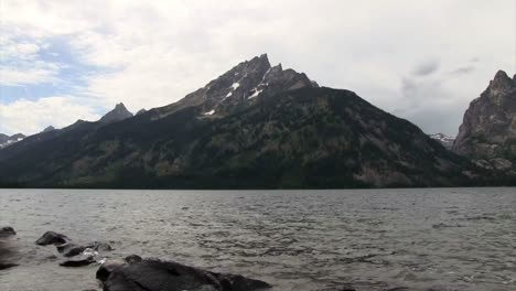 Un-Hermoso-Lago-Frente-A-Las-Montañas-Grand-Tetons