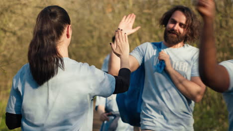 Aktivisten-Gratulieren-Einander-Mit-Einem-High-Five-Nach-Erfolgreicher-Teamarbeit