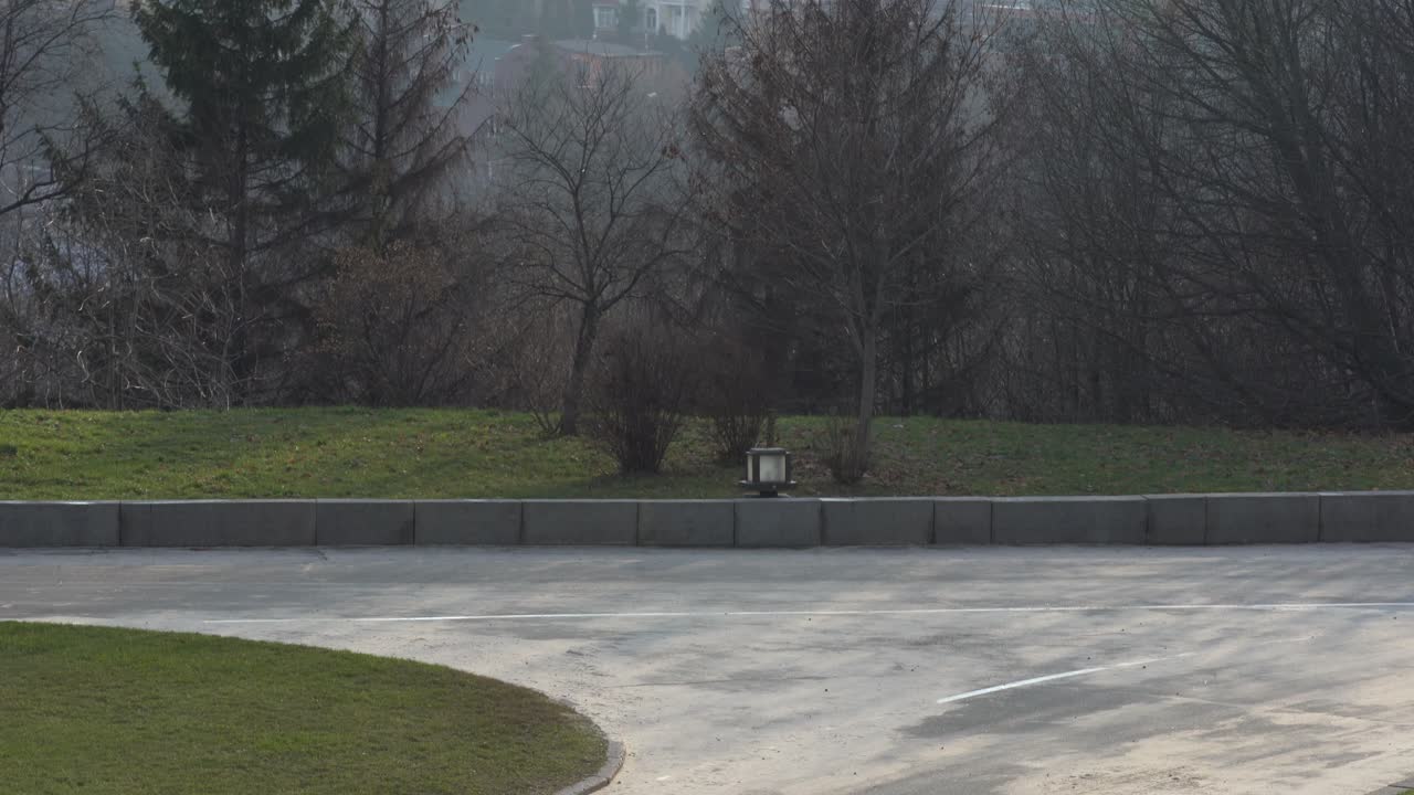 전기 스쿠터를 타는 작은 소녀 . 개인 에코 운송, 자이로 스쿠터, 스마트  ⁇ 런스  ⁇ . 인기 있는 전기 운송