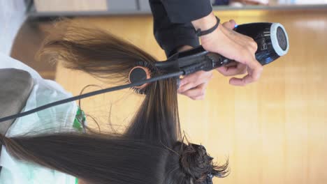 Haare-Trocknen-Nach-Dem-Waschen-Im-Salon-Nahaufnahme-Erschossen