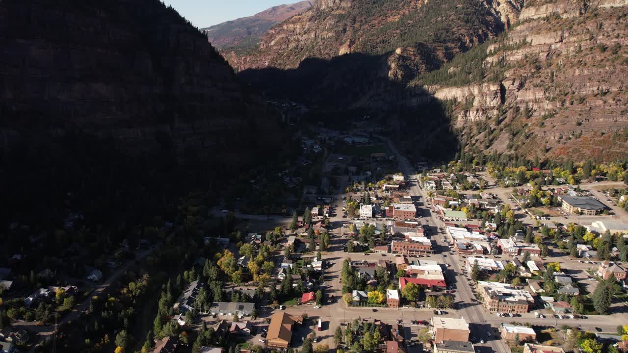 ouray, colorado, estados unidos, toma de avión no tripulado de la ciudad del valle en un soleado día de otoño