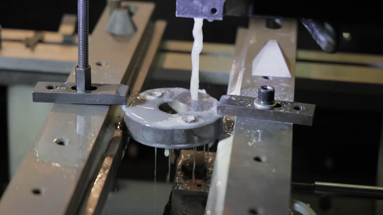 máquina cnc edm mientras corta las piezas de trabajo de muestra. corte de metal tecnología de procesamiento moderno haciendo detalles industriales.