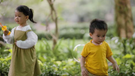 Niños-Jugando-En-El-Parque