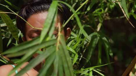 descubriendo las maravillas de la naturaleza en un río tropical en la isla caribeña de trinidad, una joven en bikini se sumerge en la experiencia.