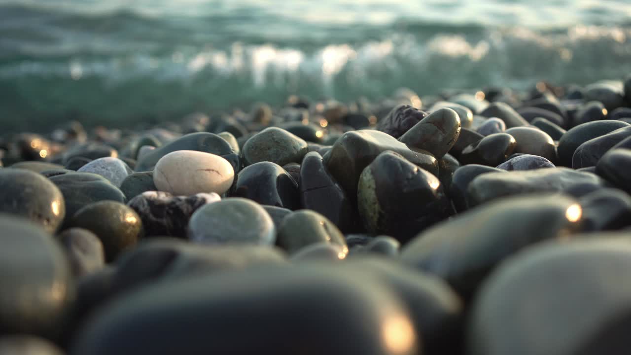 guijarros marinos al atardecer. el fondo.