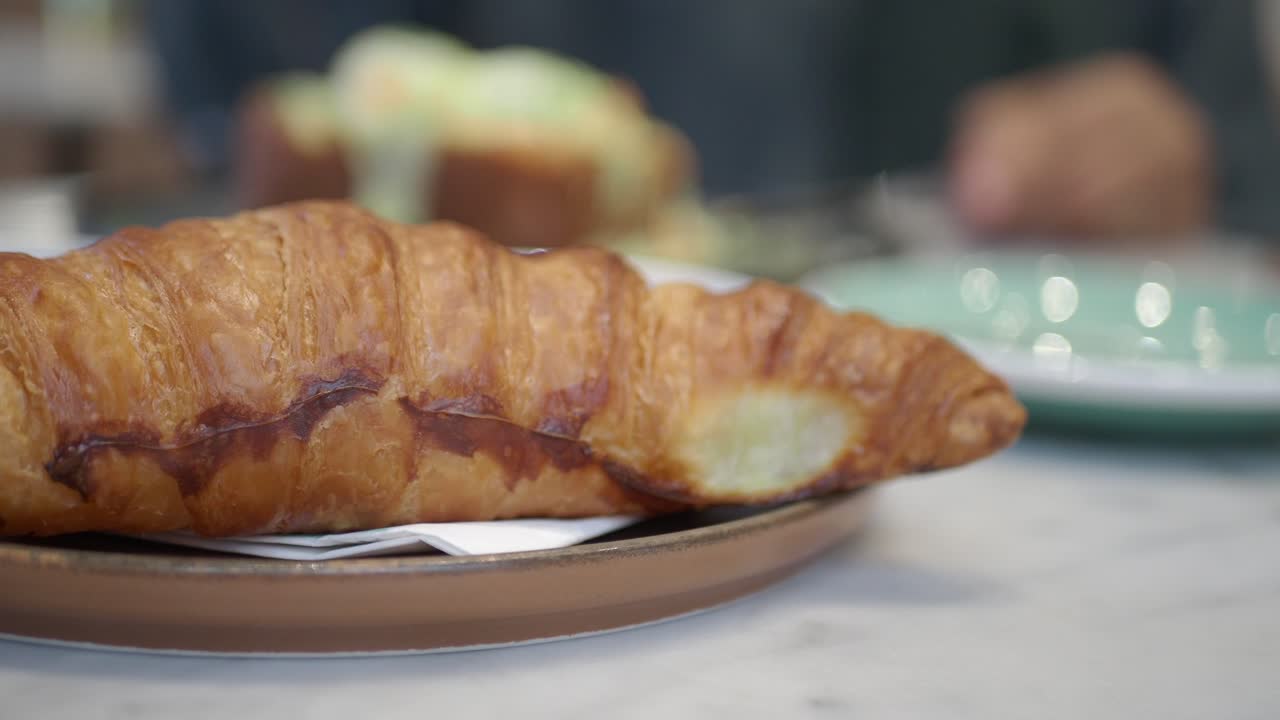 croissant en una cafetería