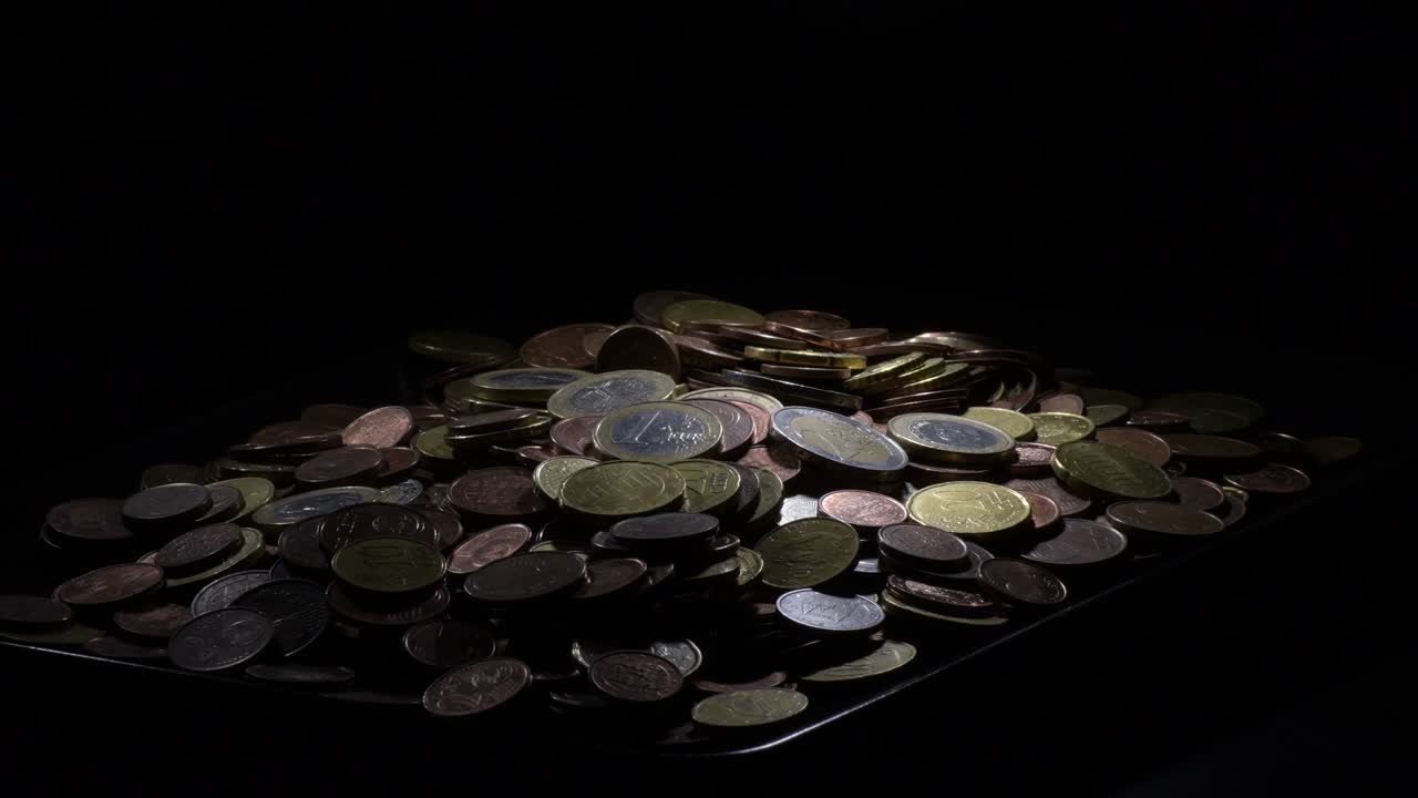 montaña de diferentes monedas de euro que giran