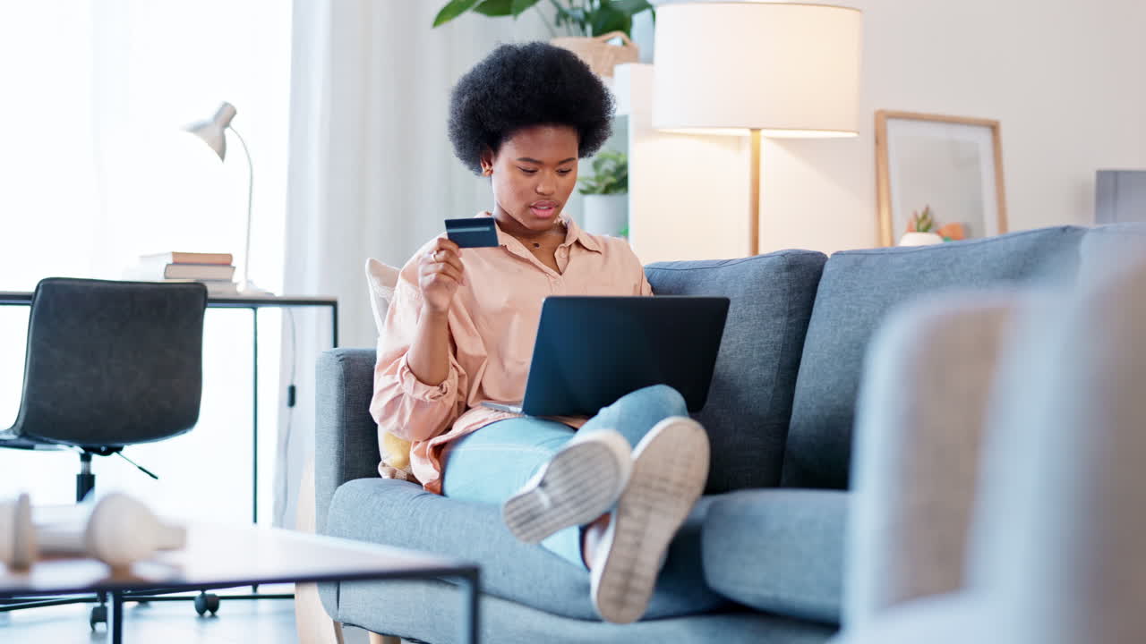 Donna che fa shopping online con un laptop