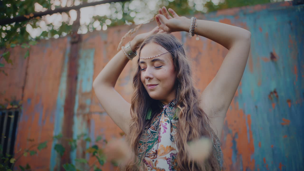 mujer bohemia en un entorno pacífico