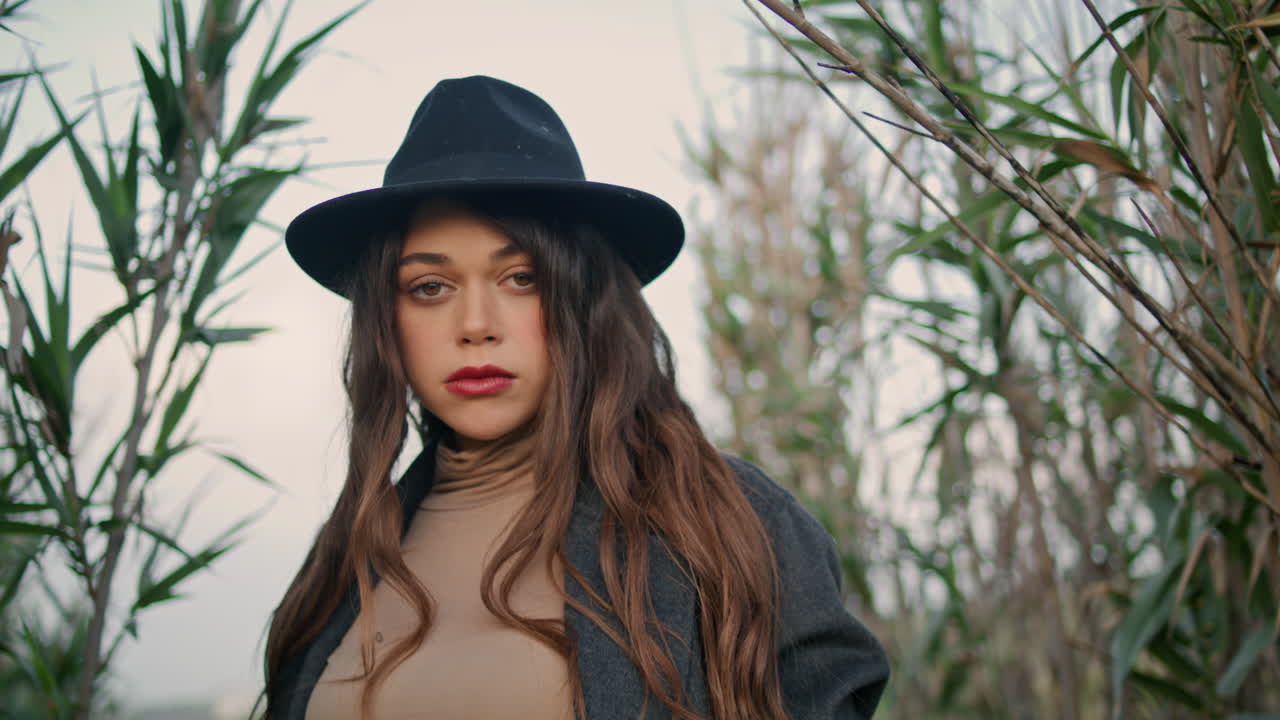 modelo de campo de hierba día nublado de cerca. niña tranquila de pie en la naturaleza.