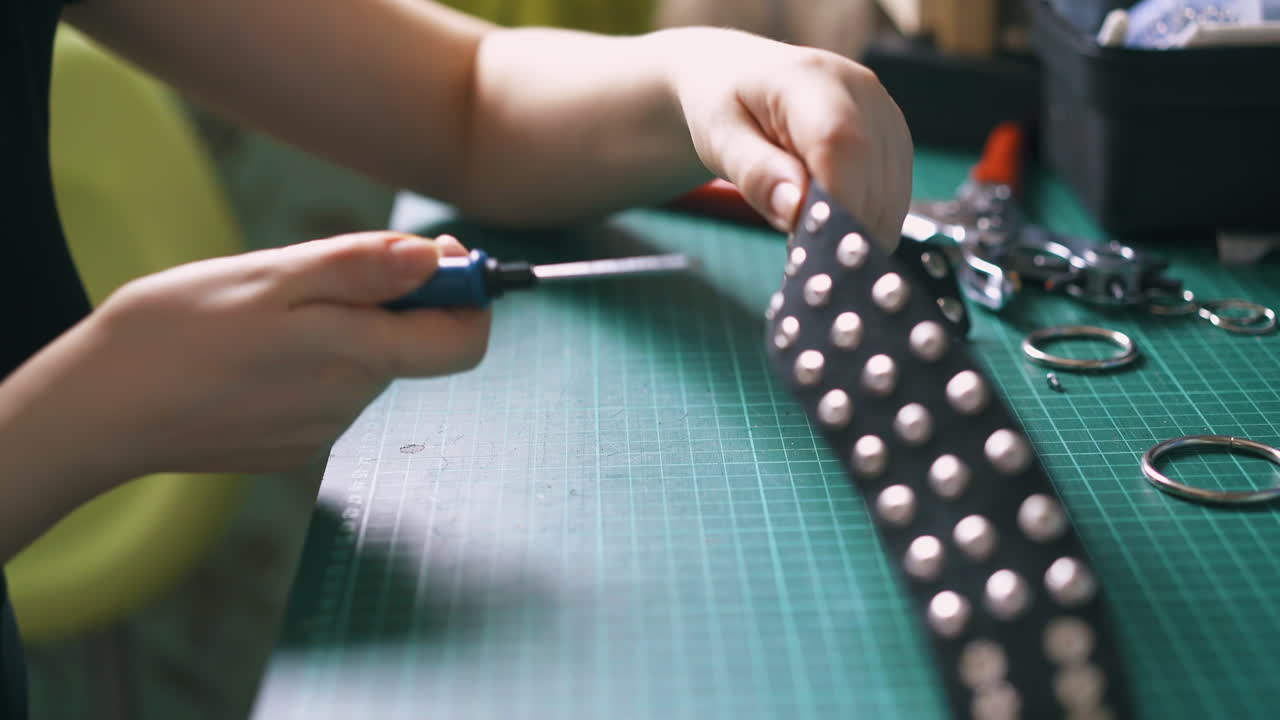 프로 디자이너 스크루 스타일리시 실버 액세서리