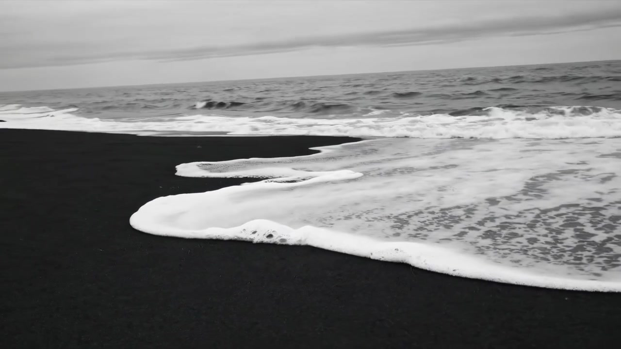 Ombak Laut Menghantam Pantai Pasir Hitam