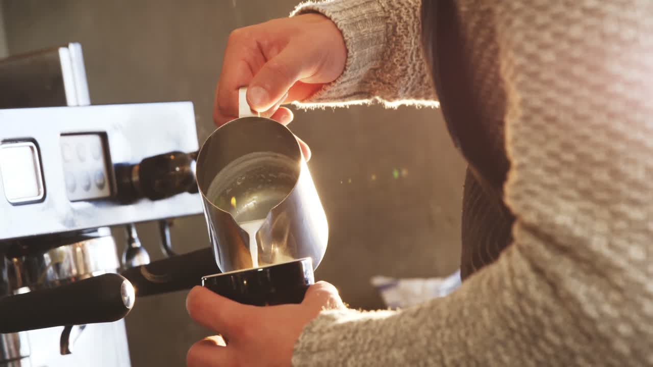 Cameriere che prepara il caffè al bar