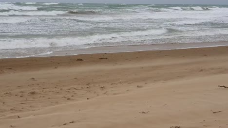 Sand-Fliegt-Wegen-Des-Starken-Windes-Am-Strand-In-Puzziteddu-Auf-Der-Insel-Sizilien-In-Italien