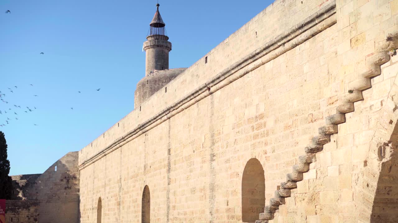 paisaje vacío de un sitio turístico de un castillo en francia, durante la pandemia de bloqueo de covid 19, pájaros volando en un cielo azul