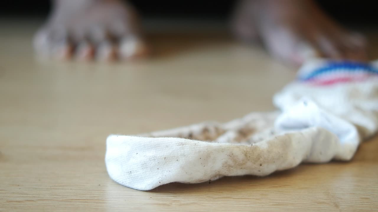 calcetines sucios en un piso de madera