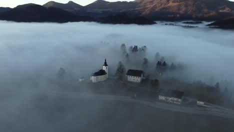 Pueblo-Alpino-En-La-Niebla-Y-El-Amanecer-De-La-Mañana