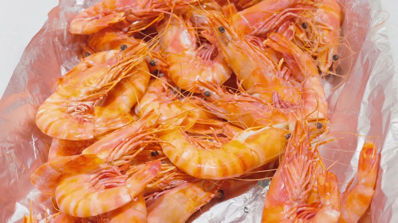 Primo piano di gamberi freschi interi in un mercato del pesce, Costa Azzurra, Francia
