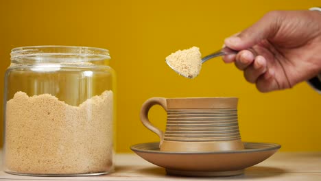 añadir azúcar al café