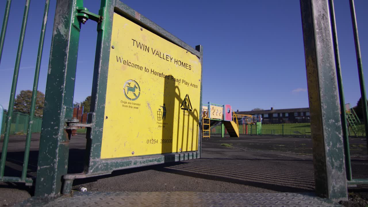 parque británico descuidado y desordenado