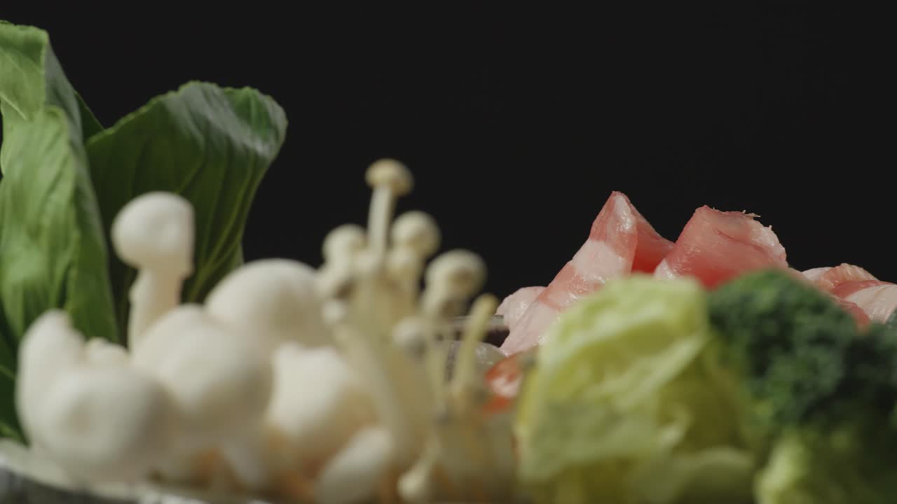 검은색 배경에 회전하는 샤부 재료의 비의 근접