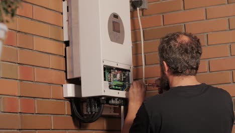 un electricista instalando un inversor en un hogar. la imagen muestra habilidad técnica, herramientas modernas y atención a la seguridad en el trabajo eléctrico