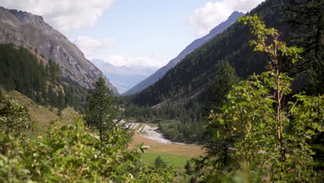 Hermoso-Valle-En-Los-Alpes-Italianos