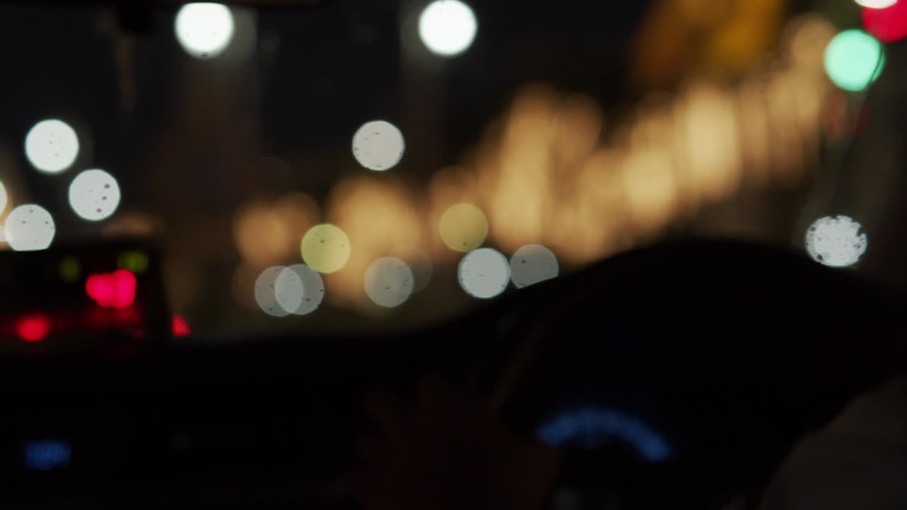 Astratto sfocato dalle luci delle auto sulla strada trafficata di notte