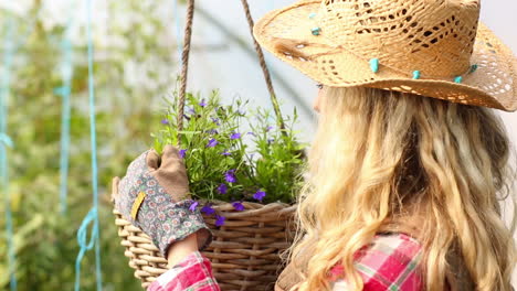 Hübsche-Blonde-Frau-Kümmert-Sich-Um-Blumen