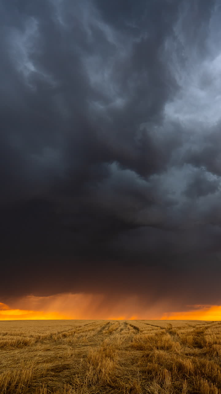 Stormskyer oplyst af naturligt lys før solnedgang med dramatiske himmelfarver og teksturerede skyer